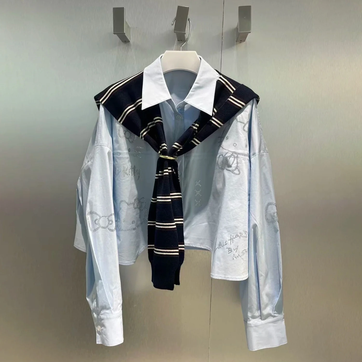 

Женская рубашка South Oil High-End, весна 2026, новая коллекция, в университетском стиле, с воротником-шалью и стразами, свободный крой, длинный рукав