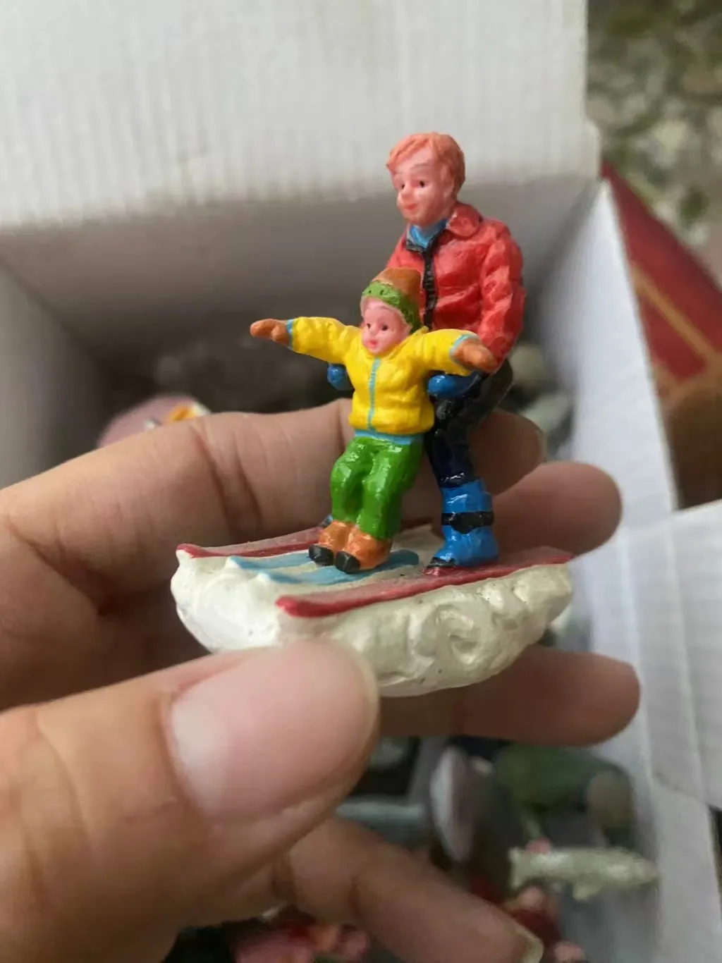 Resin figure mental psychological sand table game box court therapy  learning skiing