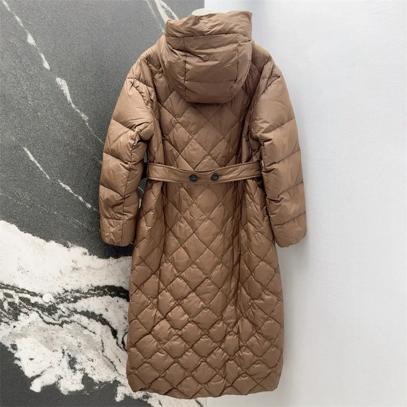 سترة الشتاء النسائية 2025 حزام جديد سليم صالح طويل مقنع أسفل سترة الماس على شكل مبطن أسفل سترة أسفل معاطف سترة مبطنة