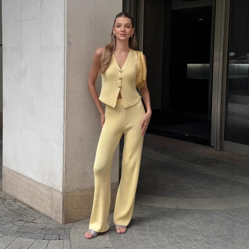 

Женский комплект из 2 предметов: вязаный свитер с V-образным вырезом, укороченный топ и брюки с высокой талией.