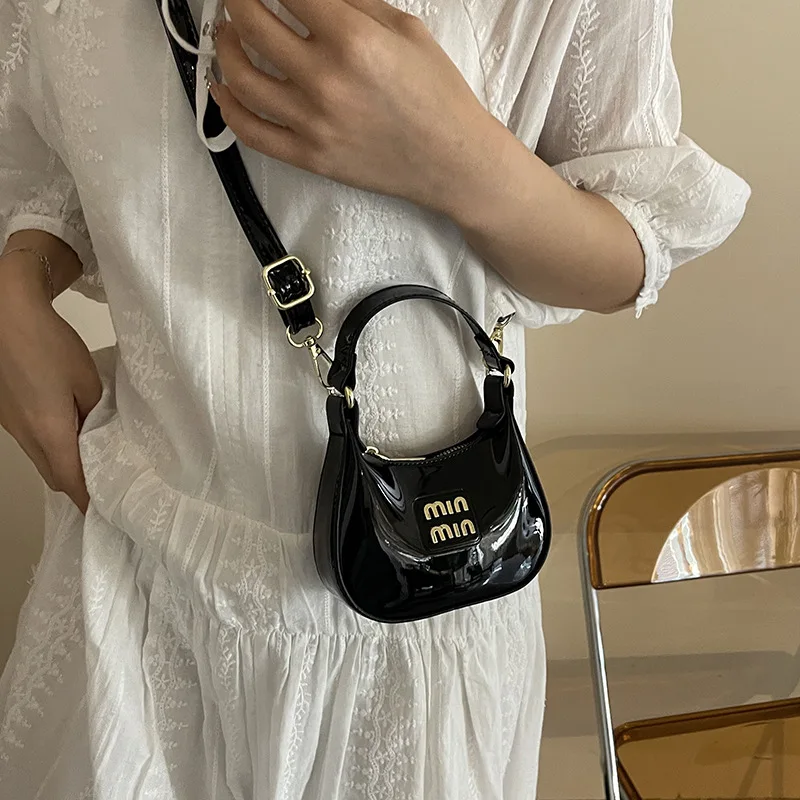 Ретро-сумка подмышки 2025 года — глянцевая лакированная кожа, регулируемый ремешок, компактная женская сумка через плечо, модный повседневный аксессуар