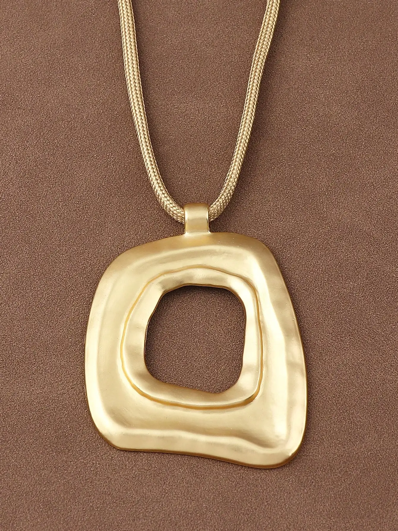 

Золотистое асимметричное колье с ажурным квадратным кулоном и цепочкой-веревочкой для женщин, для повседневной носки