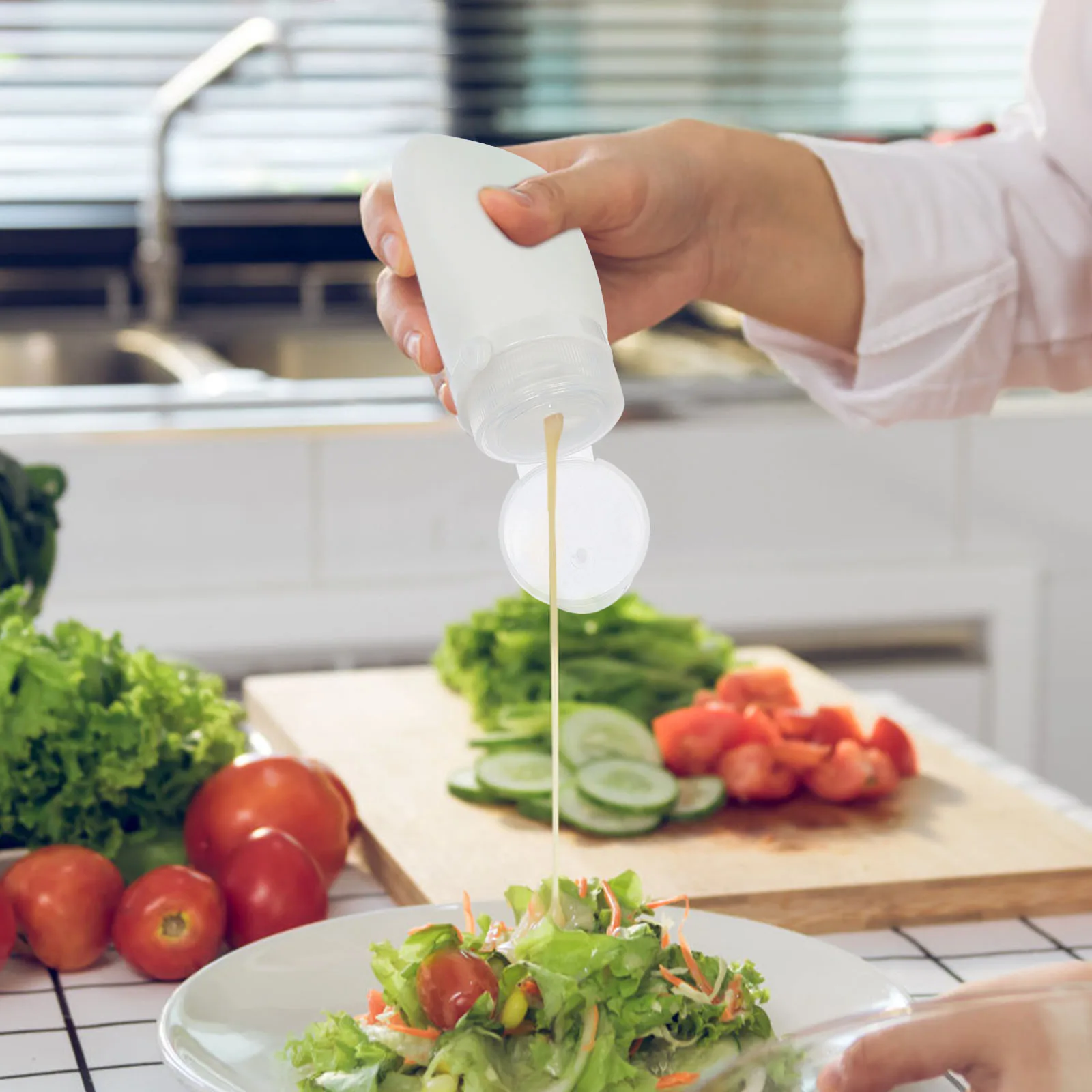 

4 Pcs Sauce Condiment Bottles 60ml Portable Salad Dressing Containers Leak Proof Squeeze Bottle Green Pink Black White Kitchen