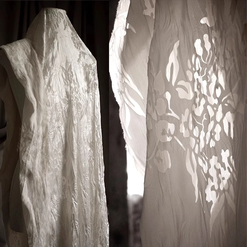 

Прозрачная морщинистая текстура с цветами, ткань из искусственного шелка, бежевая блузка на весну и лето, мягкая модная дизайнерская ткань для одежды