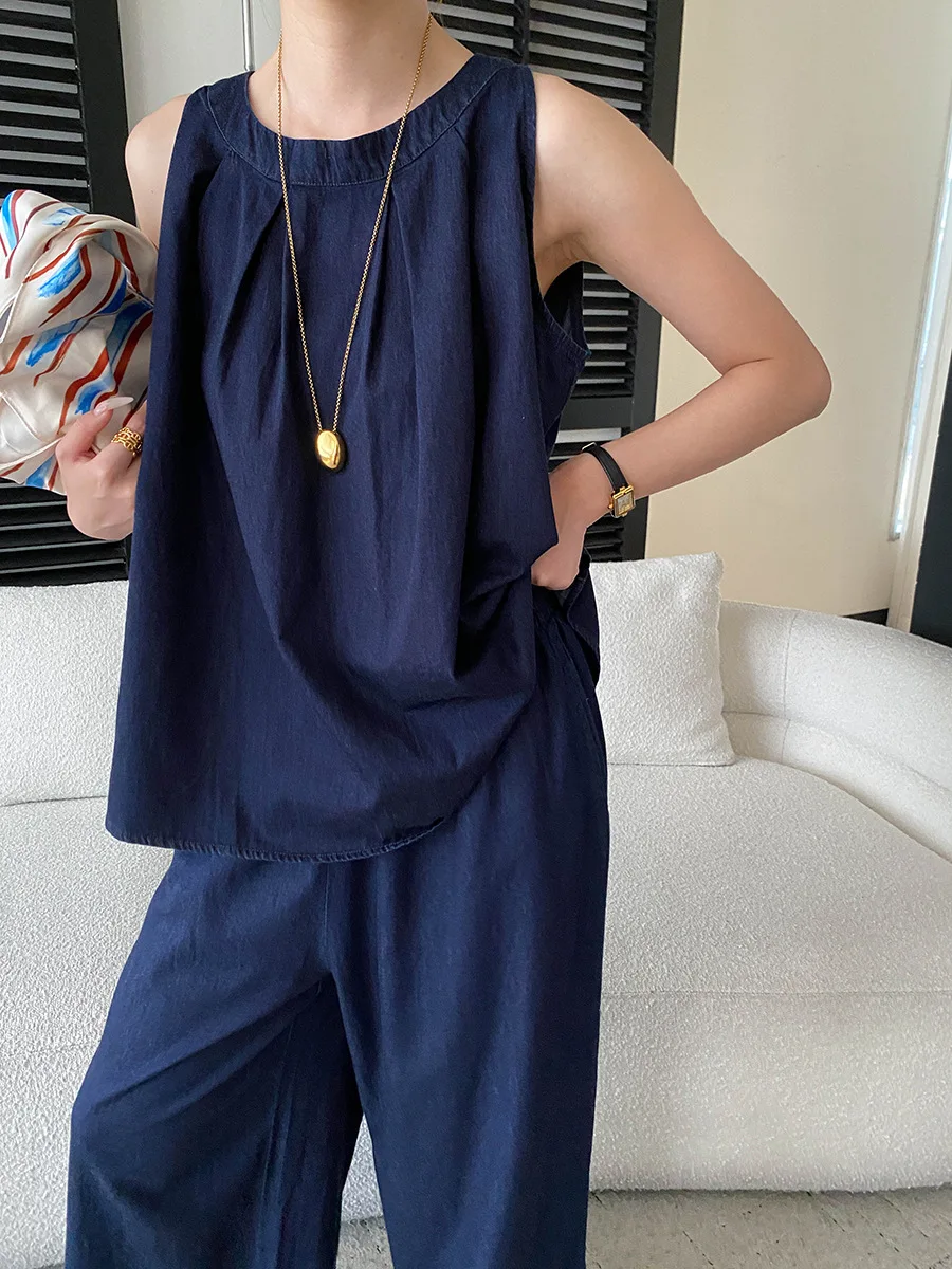 Sommerliches Damen-Set im französischen Retro-Stil: ärmellose Jeansweste mit Rundhalsausschnitt und lässige Hose in unifarbenem Design. – Detail 11