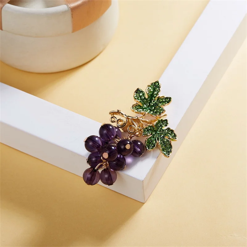 1pcs Funny Bunches of Grapes Brooches Women Girl Cute Fruit Pin Party Wedding Jewelry