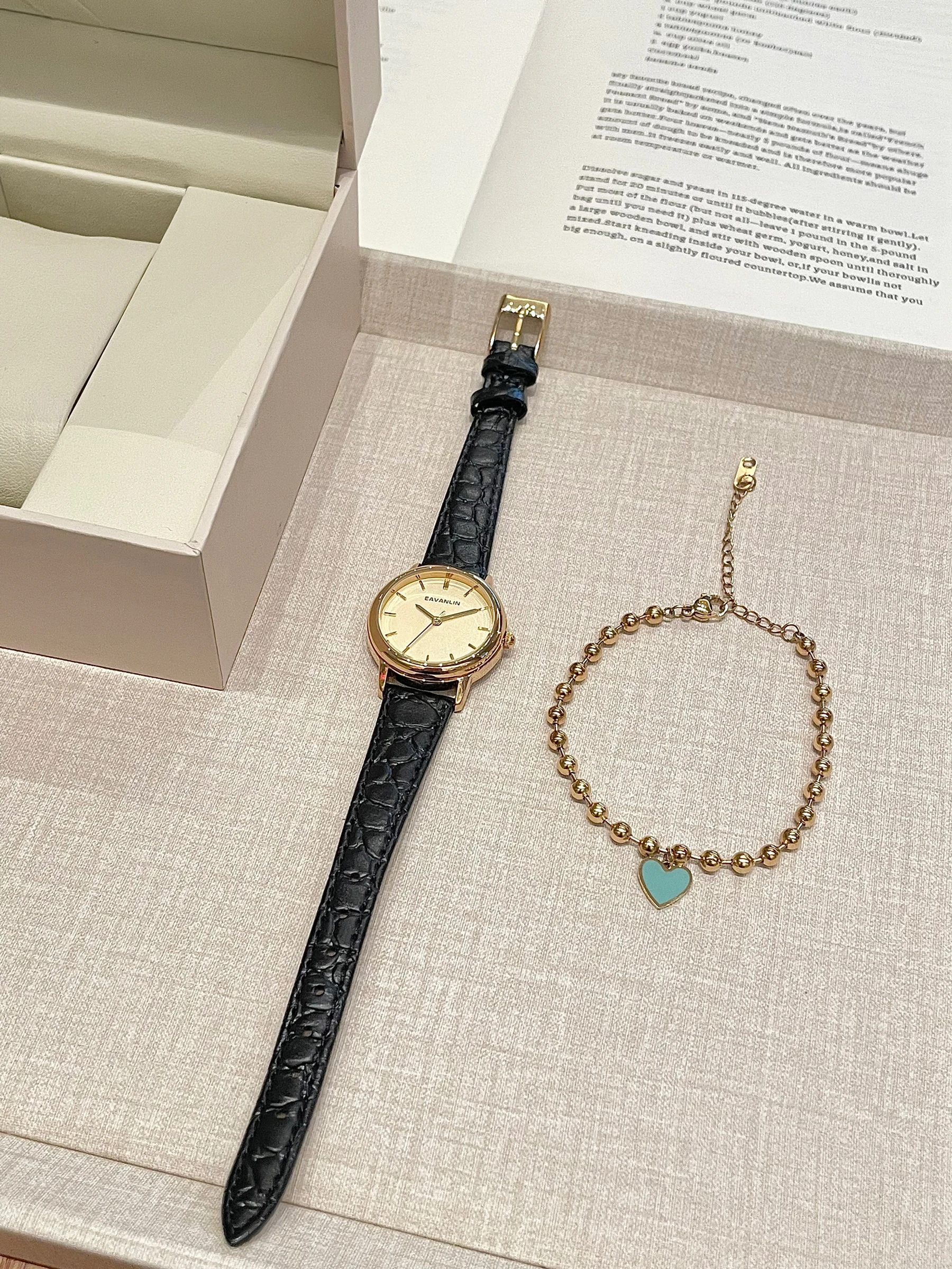 Retro small round watch for women, 2025 new style, elegant and versatile women's leather strap watch, women's accessory.