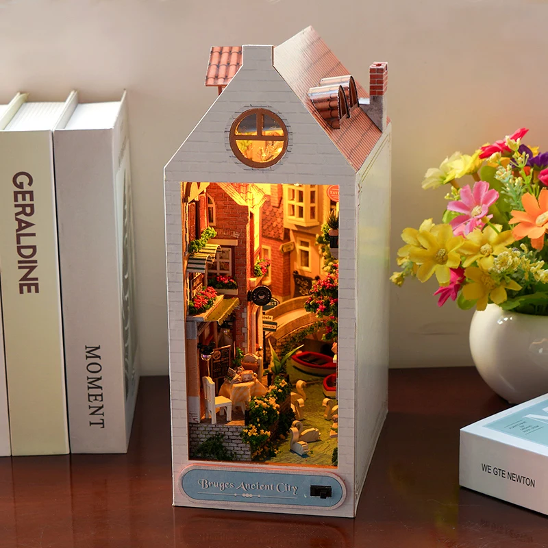 Fai da te Città antica Libro Nook Kit modello in miniatura in legno Fermalibri Casa fatto a mano con libreria leggera Decorazioni per la casa Amici Regali di Natale