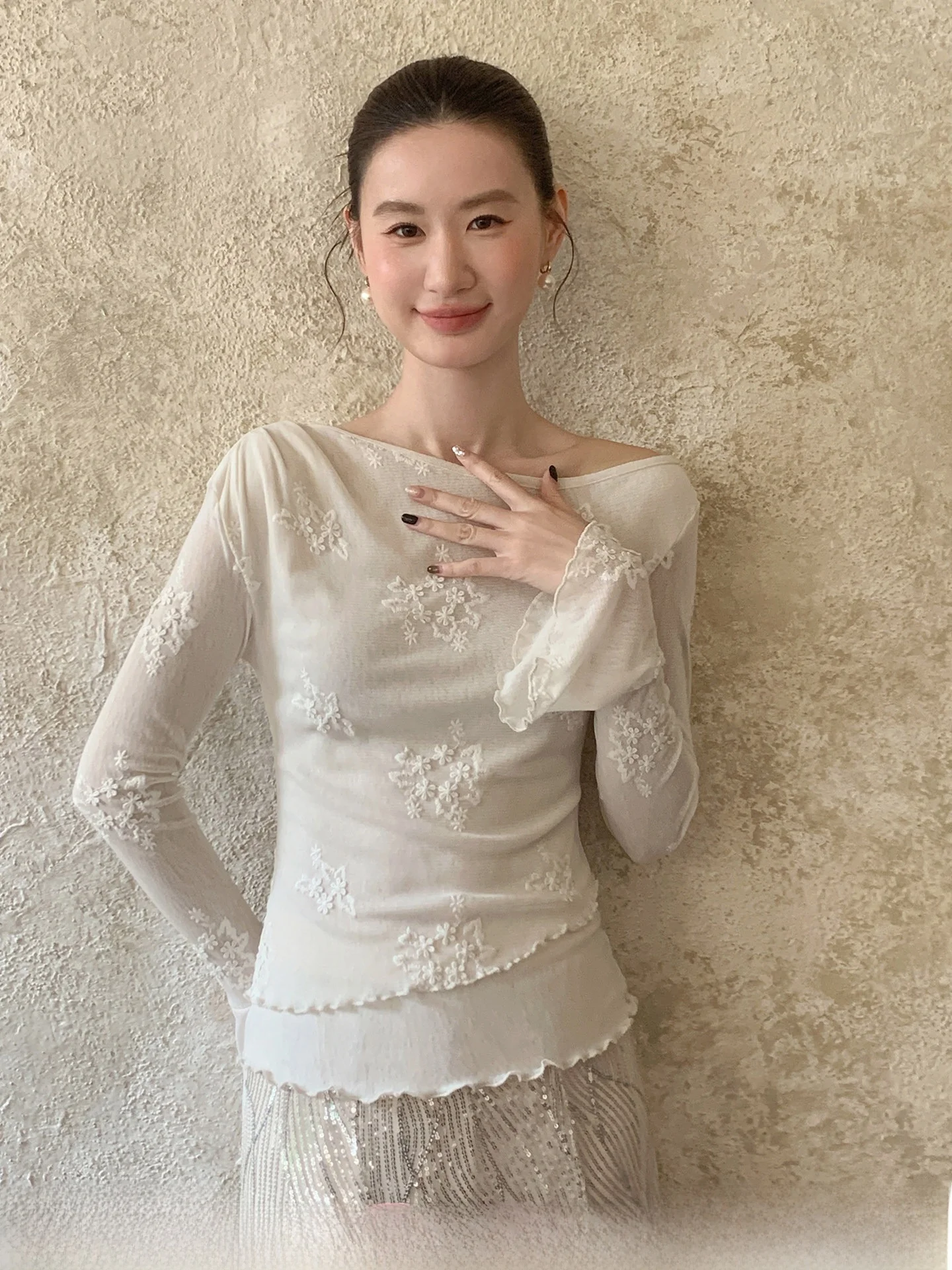 

Элегантный топ XXNING с вышивкой, сетчатыми рукавами-колокол и асимметричным дизайном плеча, имитация двухслойности, женская футболка из полиэстера