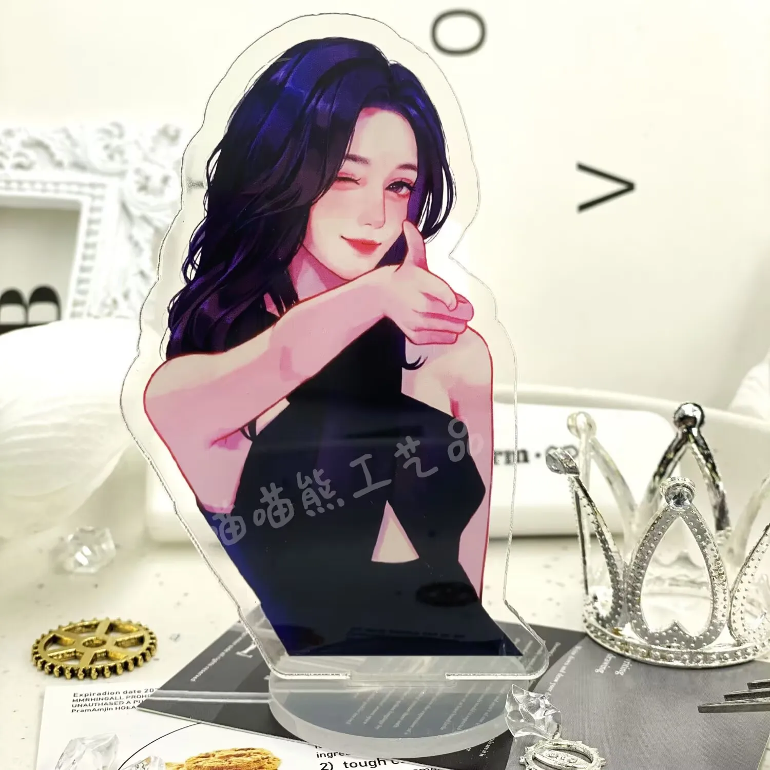 스타 딜라바는 검은색 스탠드업 드레스에서 변신한 작은 테이블 장식품이 달린 고급 선물을 선보였습니다.