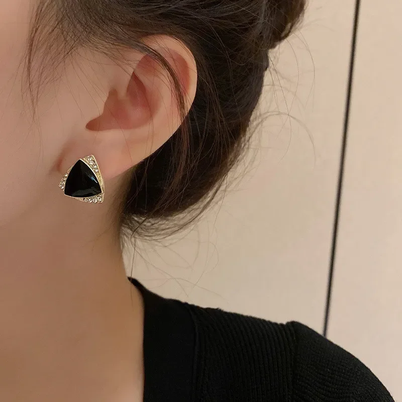 Black Triangle Stud Earrings Crystal Small Geometric Statement Girls Mini Earrings Korean New Fashion Ear Jewelry Pendientes