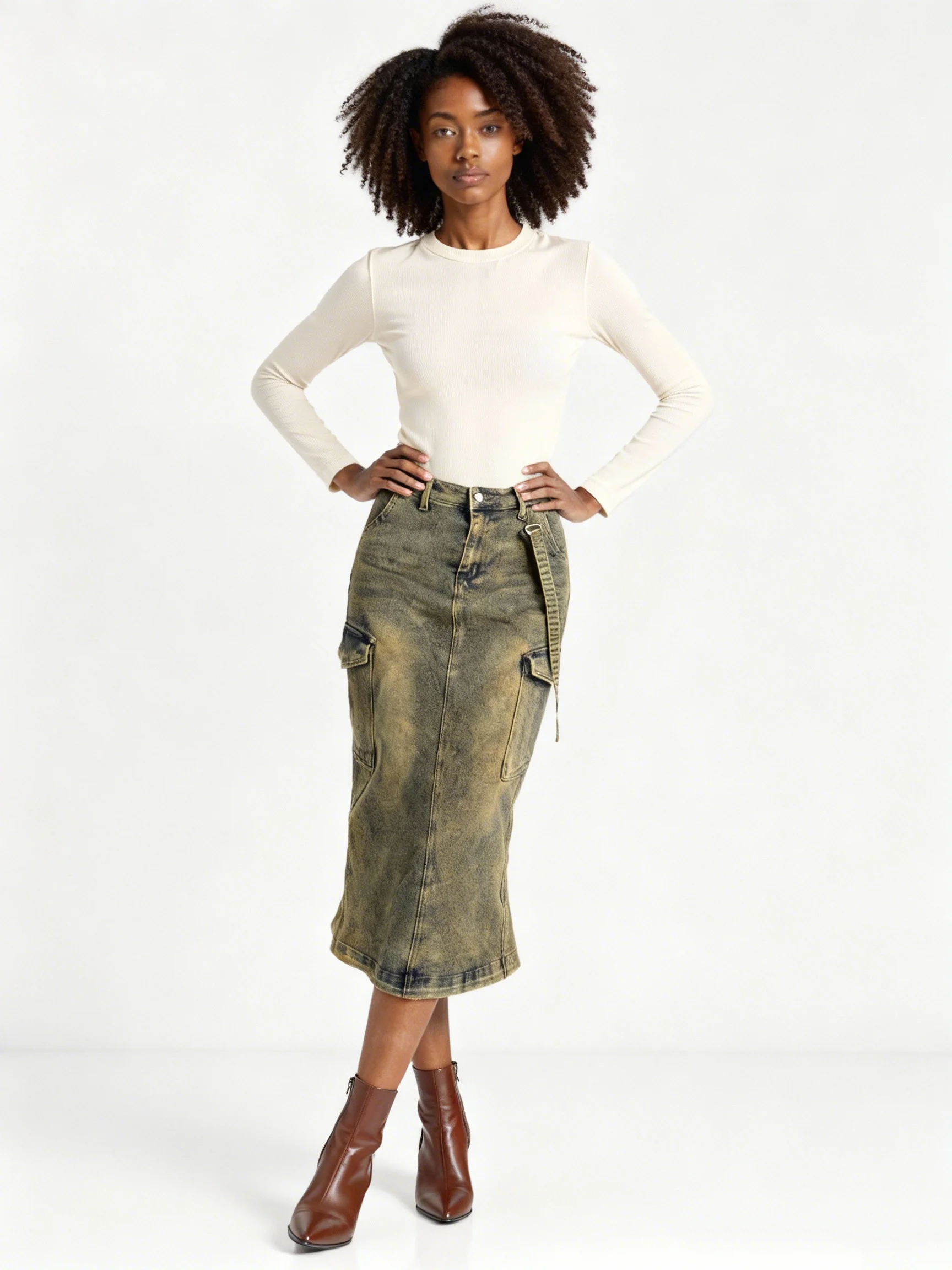 Damska spódnica midi cargo z denimu vintage, sprany, z wysokim stanem, o prostym kroju, streetwearowa, z kieszeniami typu utility, codzienna moda, element do stylizacji.