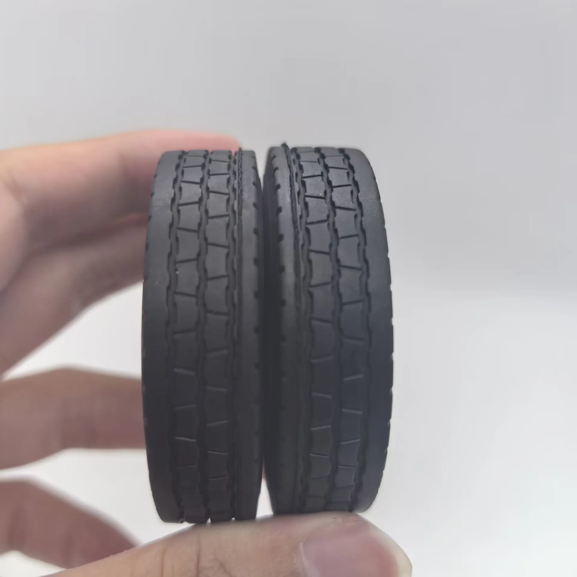 

Радиоуправляемая модель 1/14, маленькие шины для грузовика S-1279, диаметр 58 мм, высококачественный резиновый протектор, подходит для полуприцепа LESU