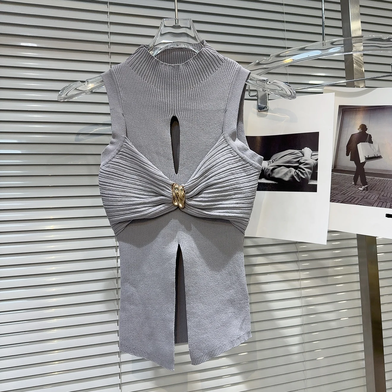 

SuperAen 2025 Summer New Hollow Metal Buckle Design Slim Knitted Vest Women Tops