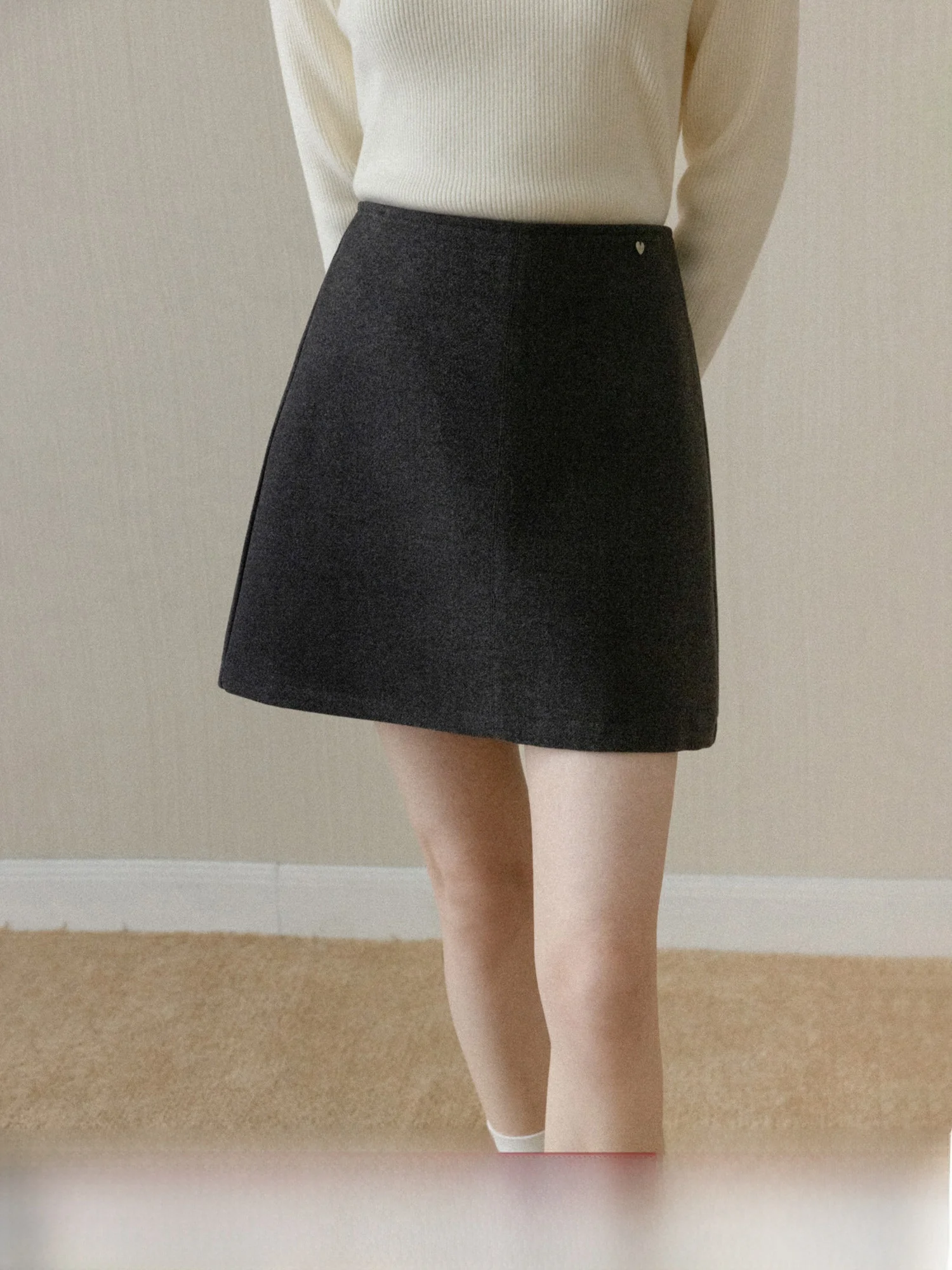 

Новая женская зимняя короткая юбка А-силуэта из однотонной шерстяной ткани с высокой талией, повседневная, приятная к телу, для похудения.