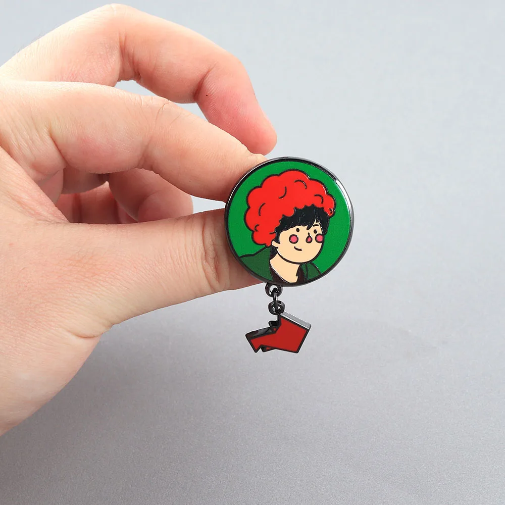 Film-Hauptfigur-Brosche, Cartoon-Charakter, Q-Version-Design, Abzeichen, roter Anhänger, Reversnadel, Film-Gedenk-Accessoire, Geschenk für Fans – Detail 6