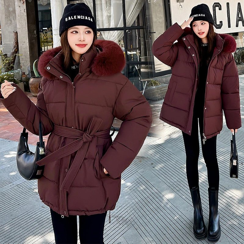 Nuevo abrigo acolchado de algodón de longitud media a la moda, Cuello de piel de mapache, chaquetas gruesas y cálidas de algodón para invierno, Parka con cinturón ajustado para mujer