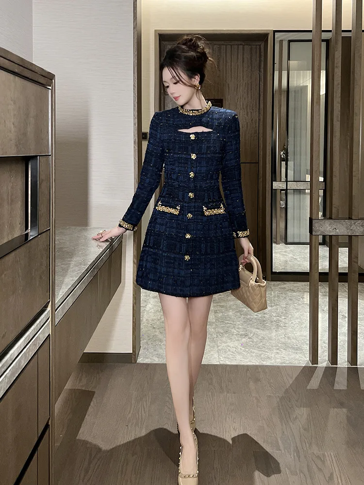 Nowa wiosenna odzież dla kobiet, mały pachnący styl, wycięta jednorzędowa sukienka o linii A z koralikami w talii