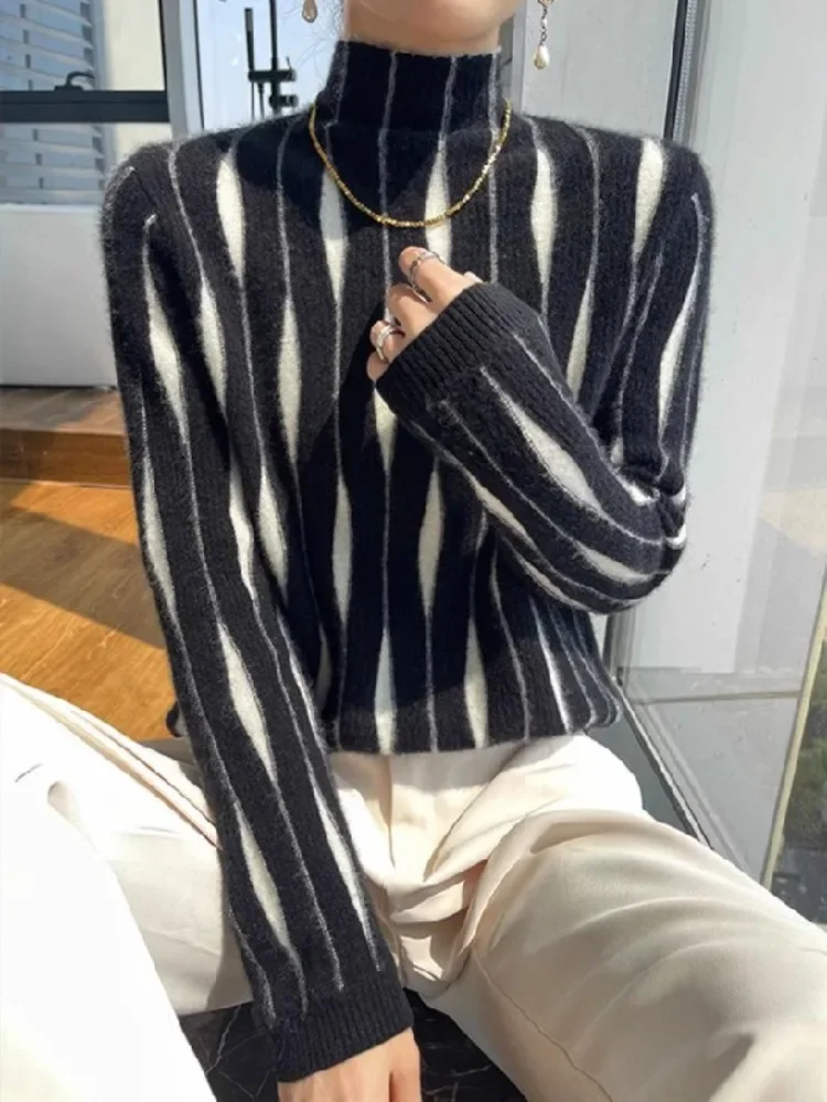

Women's Black White Rhombus Stripe Turtleneck Knit Sweater 2026 Spring Fashion Slim Fit Pullovers Female Elegant Shirt Tops