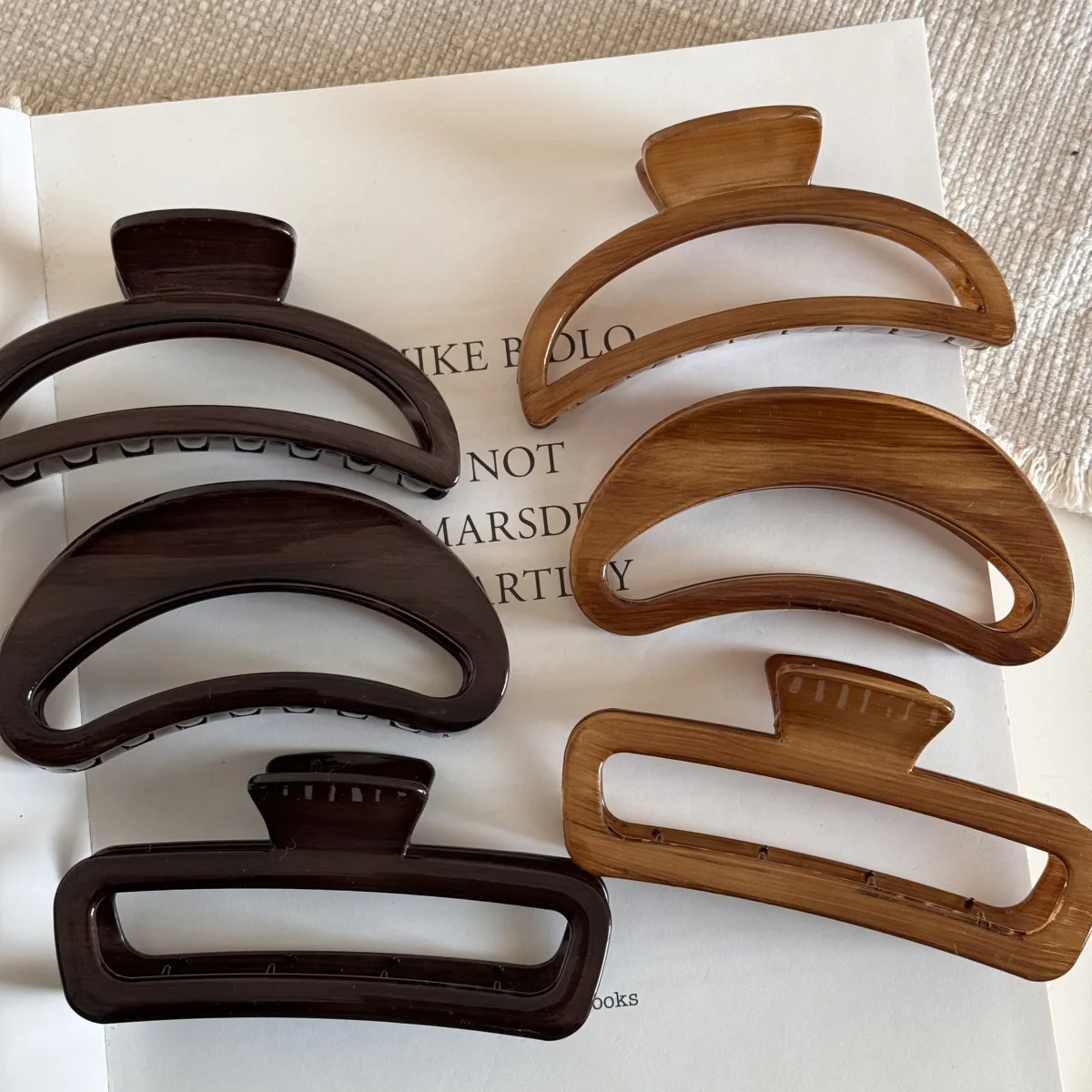 

Geometric Design Semi-circular Hollow Arc Wood Grain Texture Hair Claw Retro Simple Large Plastic Shark Clip Hair Accessories