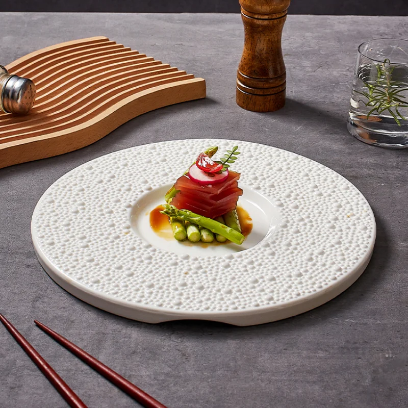 

White exquisite ceramic plate, high-end restaurant steak plate and French boutique fruit sushi plate.