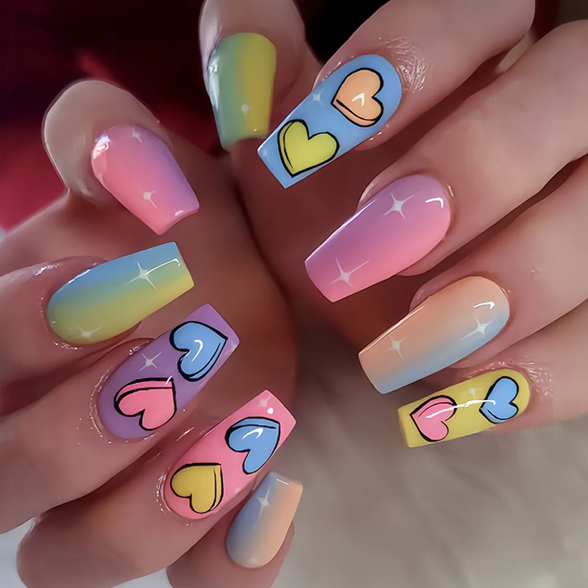 Unghie finte corte medie sfumate viola giallo verde Macaron simpatico cuore Punte per unghie quadrate per San Valentino stampa sulle unghie artistiche