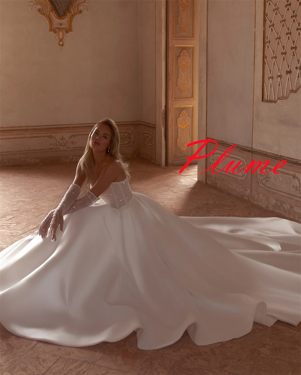 Exquisitos vestidos de novia de satén blanco personalizados, vestido de novia sencillo sin tirantes de manga larga, vestido de novia con cola de capilla y lazo sin espalda