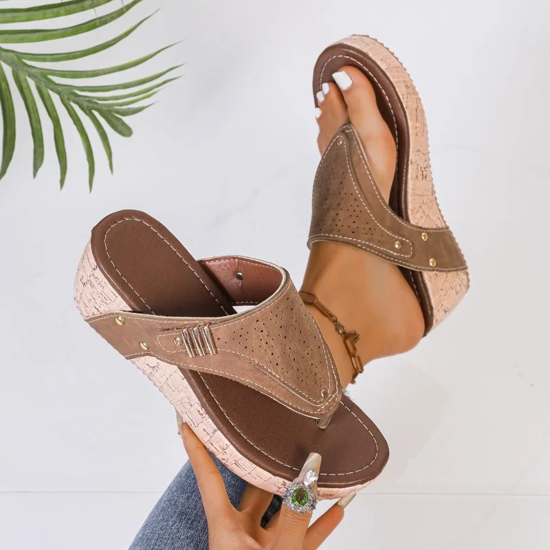 Sandal Wedge Wanita dengan Dekorasi Gesper, Sandal Platform Tebal, Sandal Wanita Model 2026, Sandal Musim Panas Hak Tinggi, Sandal Jepit Wanita Ujung Terbuka