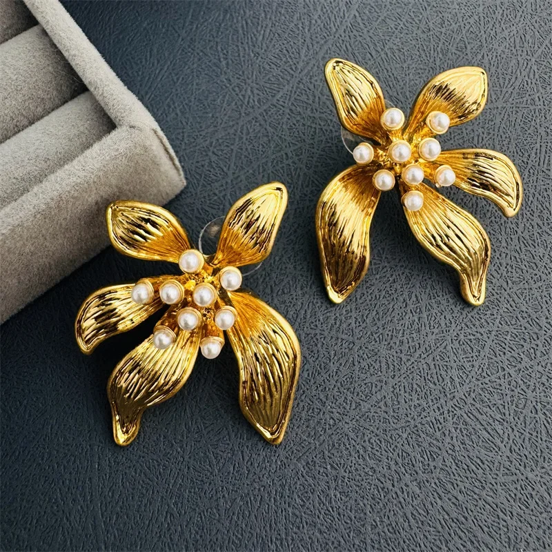 أوسكار دي لا رينتا المتضخم اللؤلؤ إسقاط أقراط المرأة الأزهار المينا مجوهرات الأذن الأصفاد شخصية مبالغ فيها منتصف القرن