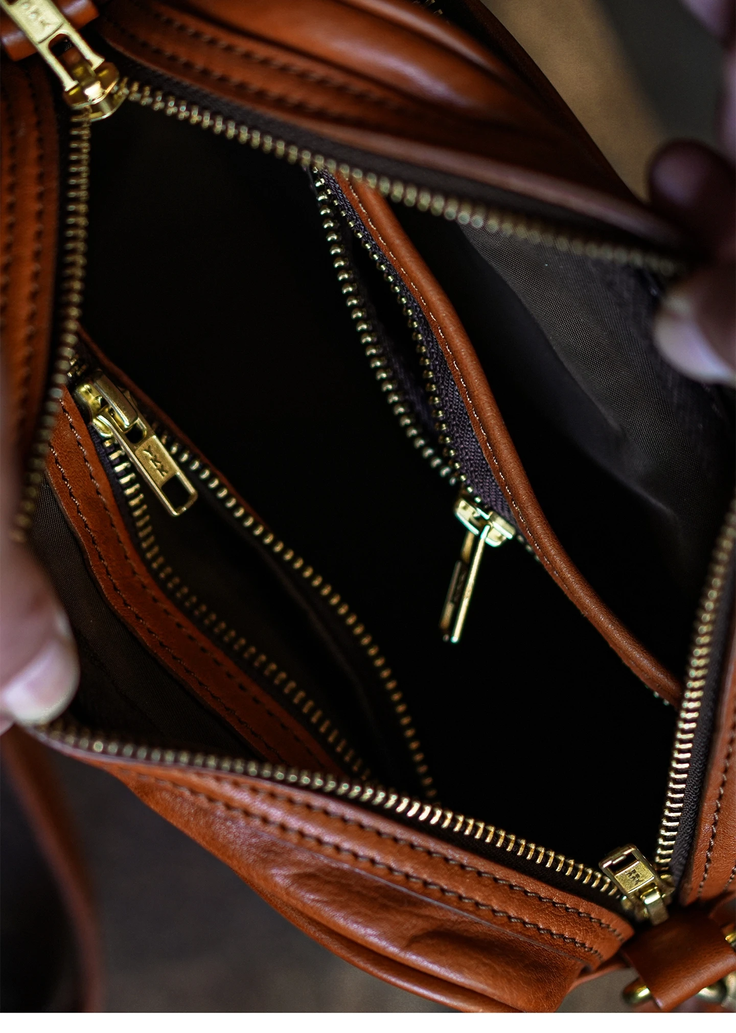 PNDME einfache, handgefertigte Vintage-Umhängetasche aus hochwertigem Echtleder für Herren, lässige Designer-Luxus-Schultertasche aus echtem Leder. – Detail 11