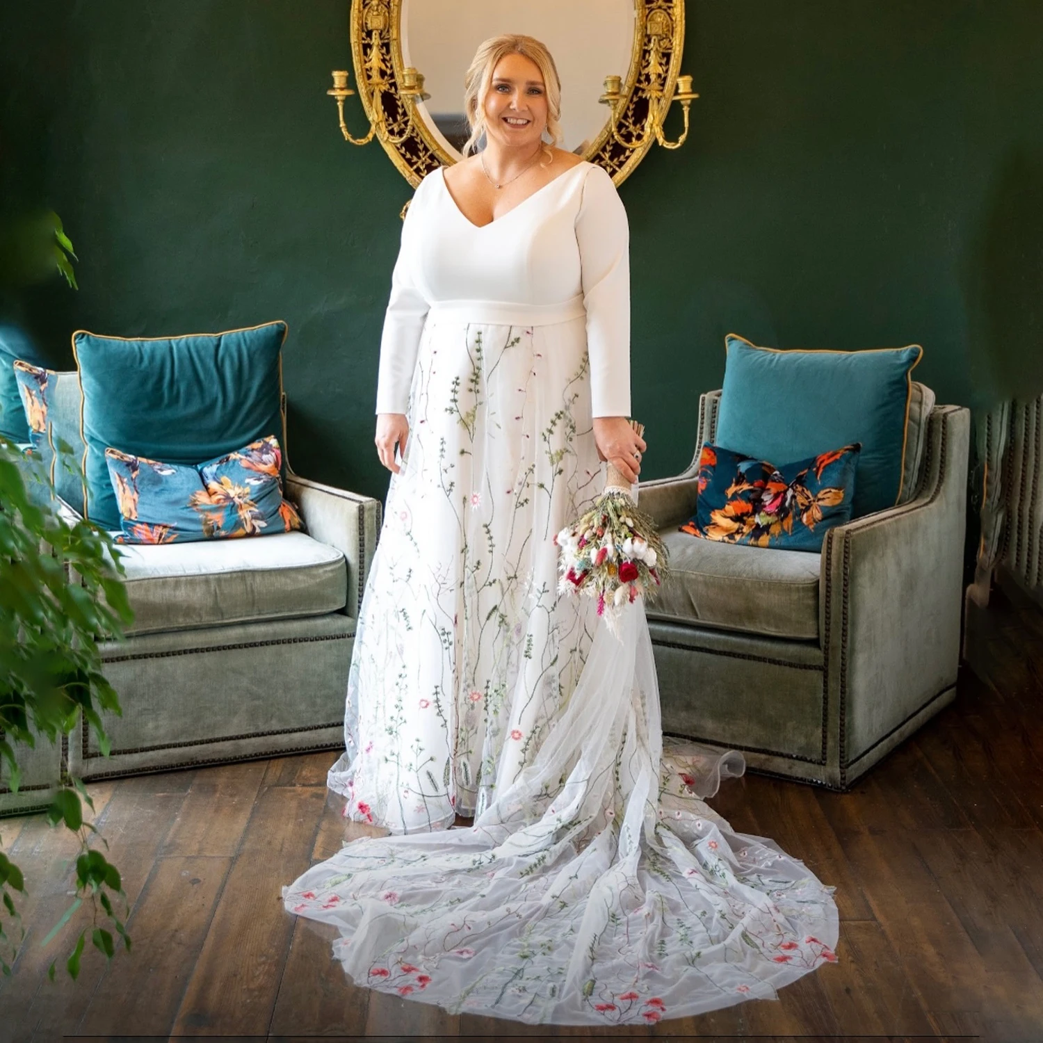 Long Sleeves Floral Lace Sweetheart Customized Wedding Dress V Neck Satin Fully Lined Colorful Plus Size Unique Bridal Gowns