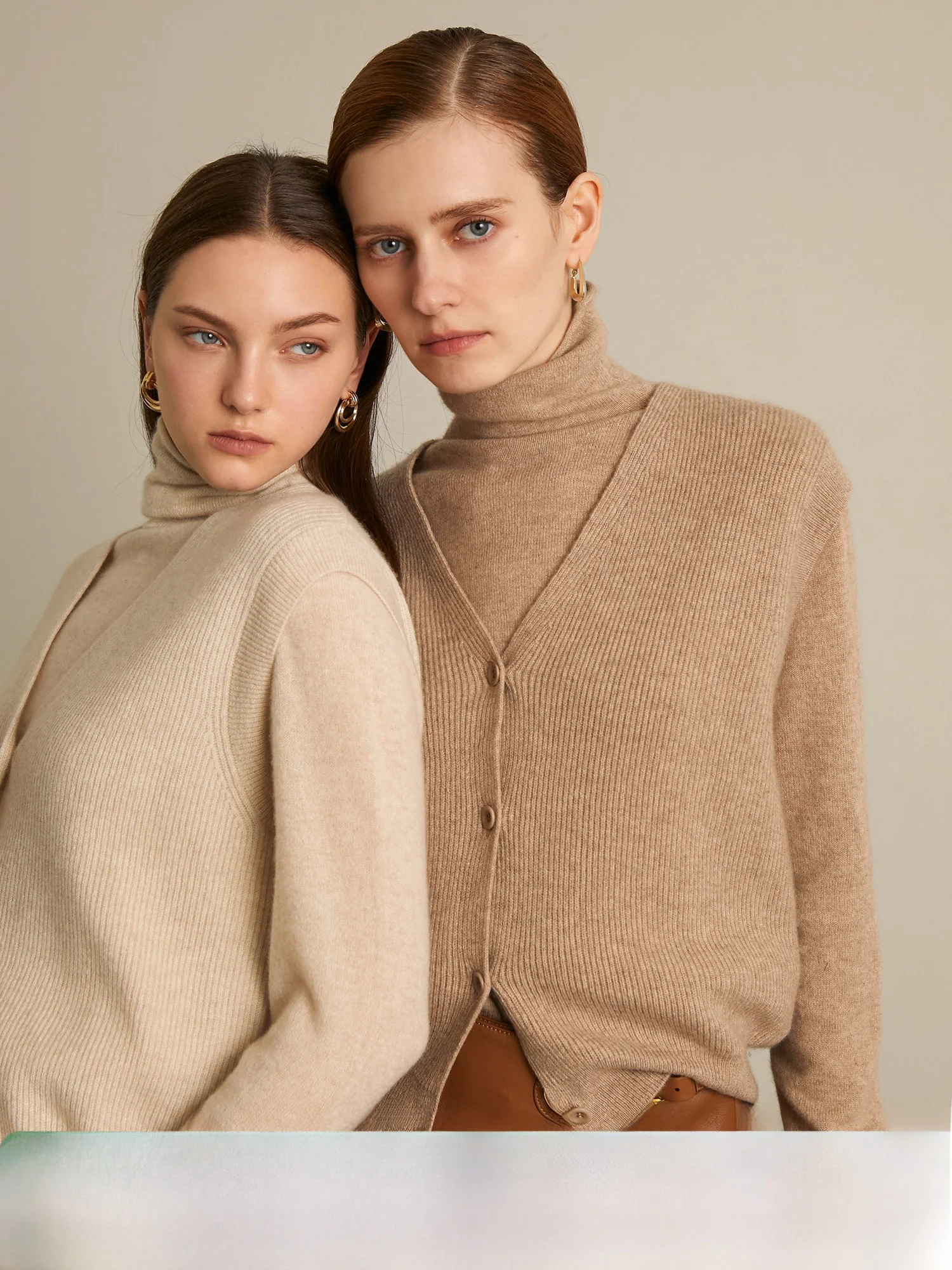 

Комплект из двух предметов: вязаный свитер с высоким воротом и жилет с V-образным вырезом, коричневый, зимний, из козьей шерсти, модный, женский, для повседневной носки, с длинными рукавами