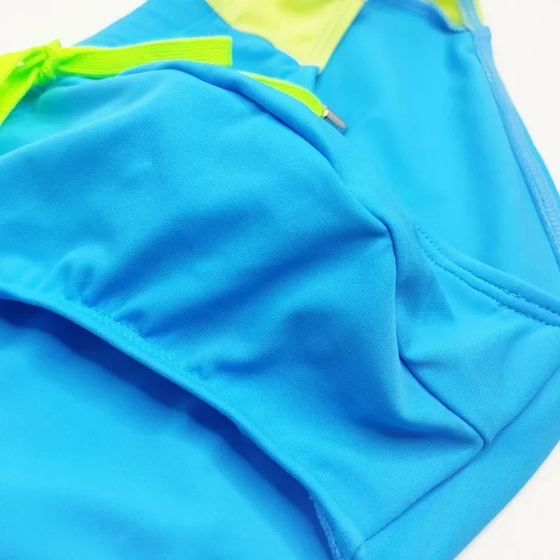 Celana renang pria model segitiga warna senada, ketat, modis, dan trendi tahun 2025, celana pantai pria UXH332