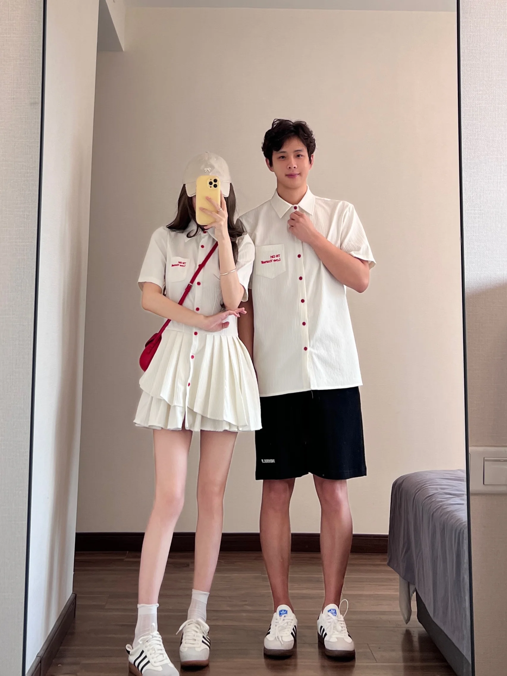 

Летний наряд для пары, юбка и комплект irt для колледжа, новинка 2025, высококачественный ансамбль, молодежная трендовая ткань против морщин