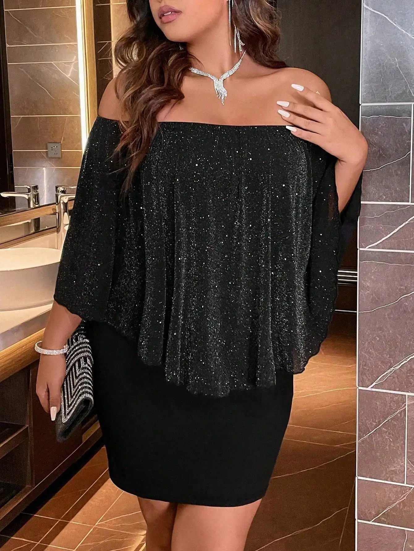 

Черное облегающее мини-платье с открытыми плечами и блестящими рукавами-накидками
