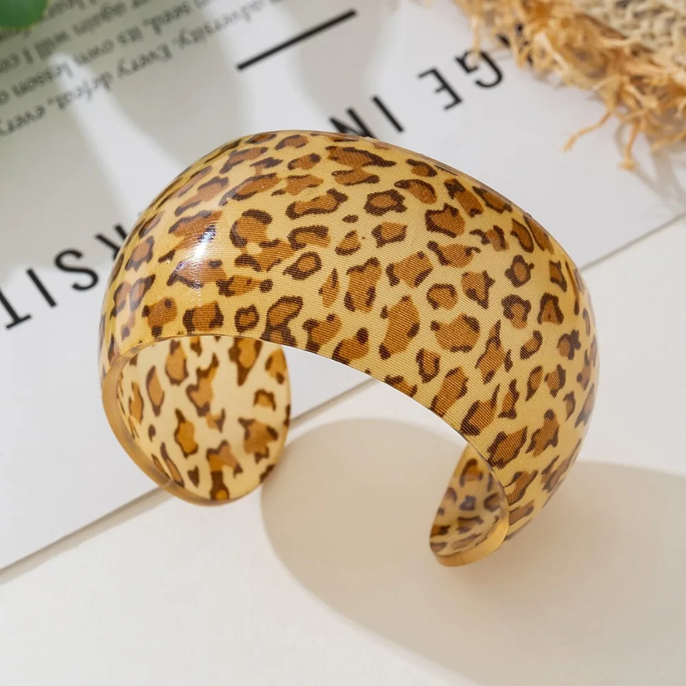 Pulseiras de punho de resina com estampa de leopardo design exagerado material de resina pulseira exagerada estilo de casal aberto
