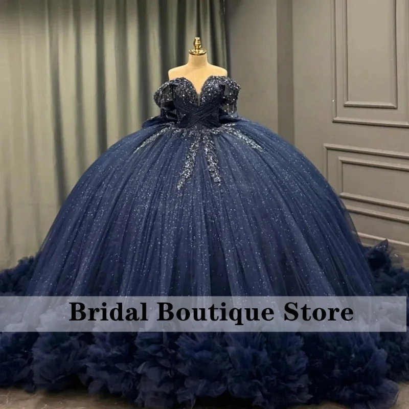 ネイビーブルーの光沢のあるキンセアニェーラドレス、オフショルダー、アップリケ、レース、ビーズ、クリスタル、ボウ、ティアードチュール、誕生日、スイート、カスタマイズ可能