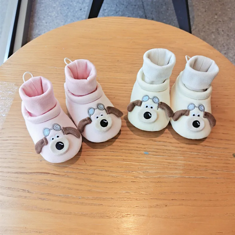 Conforto sapato de bebê solas macias anti deslizamento sapatos da menina do bebê anti deslizamento versátil caminhantes dos desenhos animados na moda menino sapato bonito meias do bebê sapatos