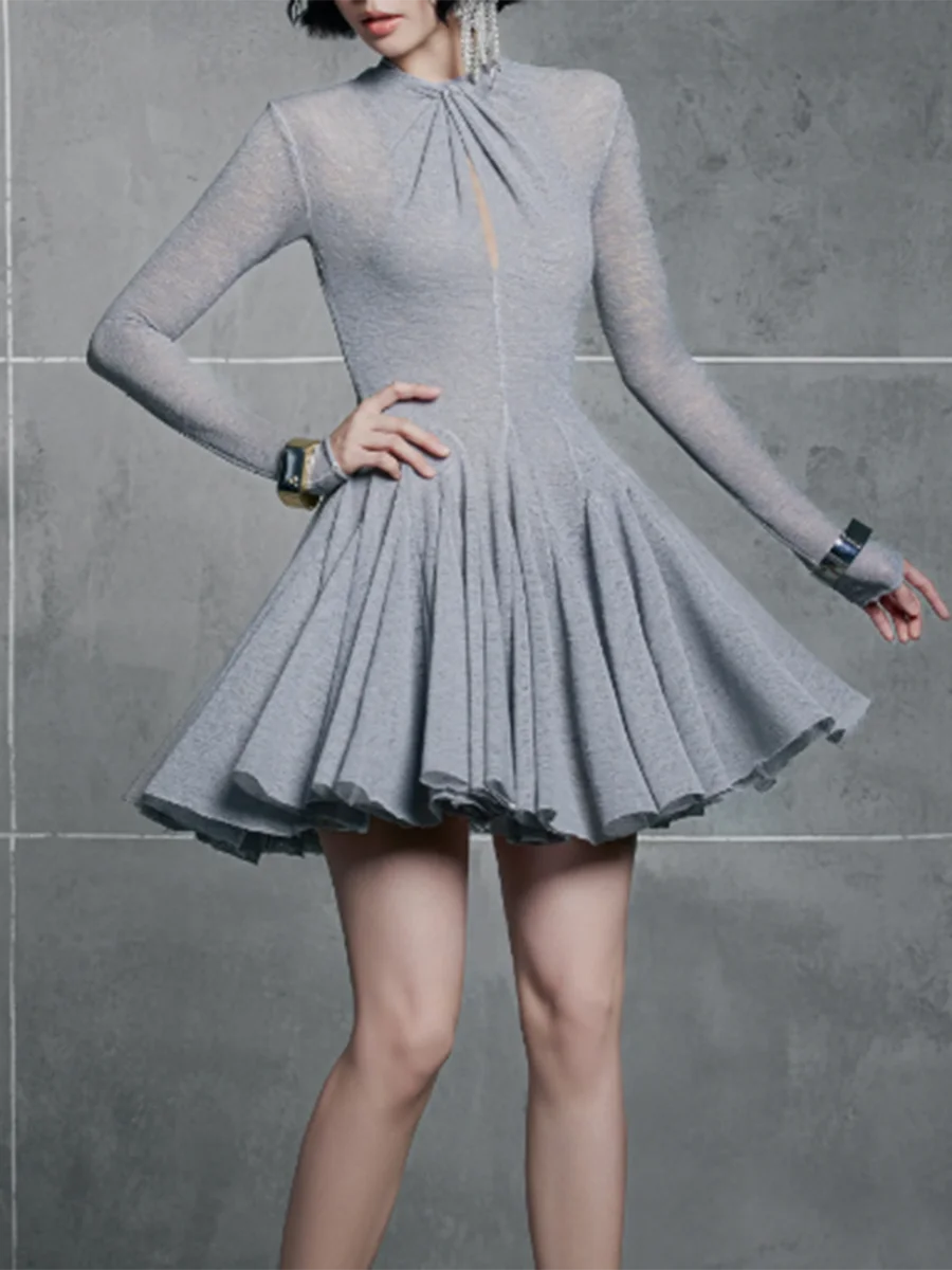 TWOTWINSTYLE ผ้าบางเฉียบประกบพับแฟชั่นชุดผู้หญิงคอกลมแขนยาวชุดกลวงออกเสื้อผ้าหญิงใหม่