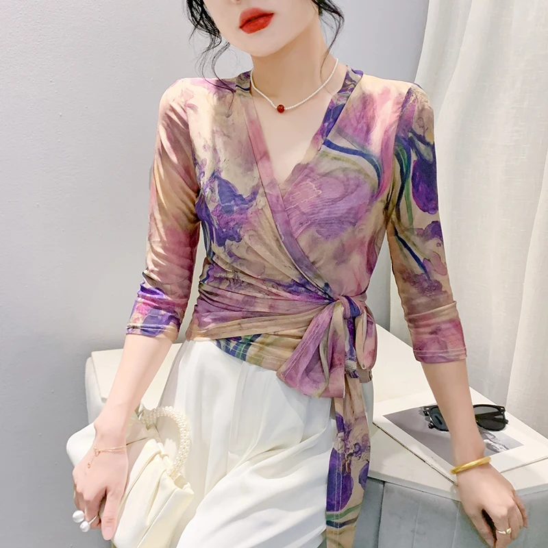 섹시하고 세련된 프린트 V넥 티셔츠 여성용 3/4 소매 디자인 크로스 벨트 탑 허리 조임 효과 있는 티셔츠