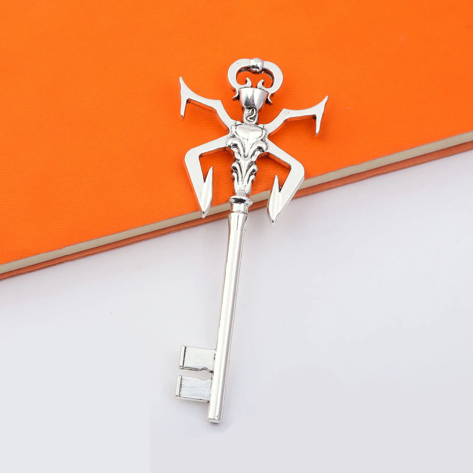 Resident Evil 4 Game Peripheral New Alien Key Pendant Cosplay Keyring Unisex Jewelry Props Accessories