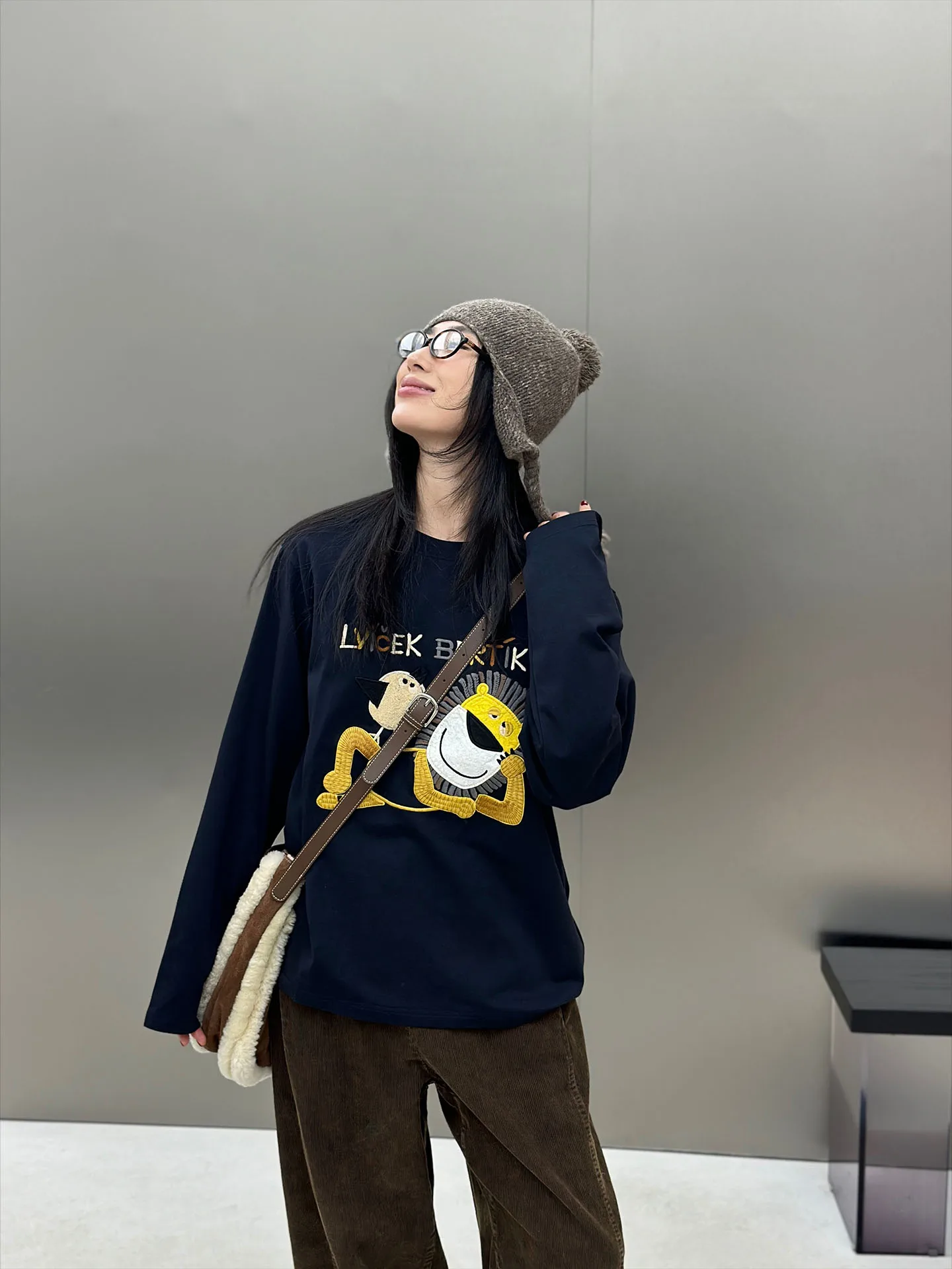 

Свободная футболка с длинным рукавом и круглым вырезом, с вышивкой букв и веревочным декором, повседневный хлопковый топ для женщин, удобный и дышащий