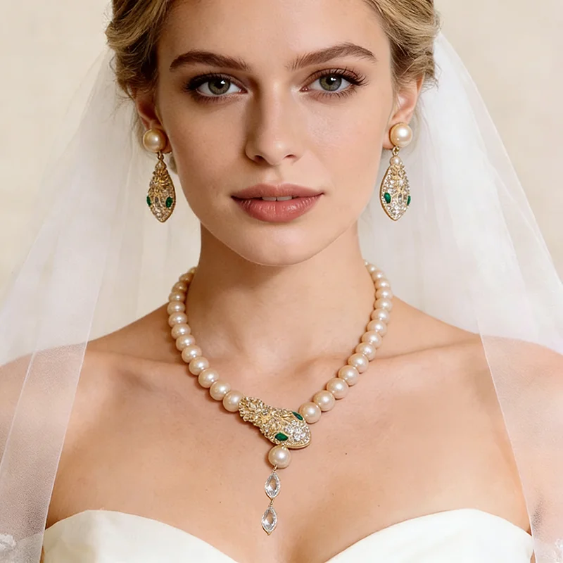 

Блестящий комплект украшений: колье-чокер с подвеской в виде змеи из страз и имитации жемчуга цвета шампань, серьги. Свадебная коллекция.