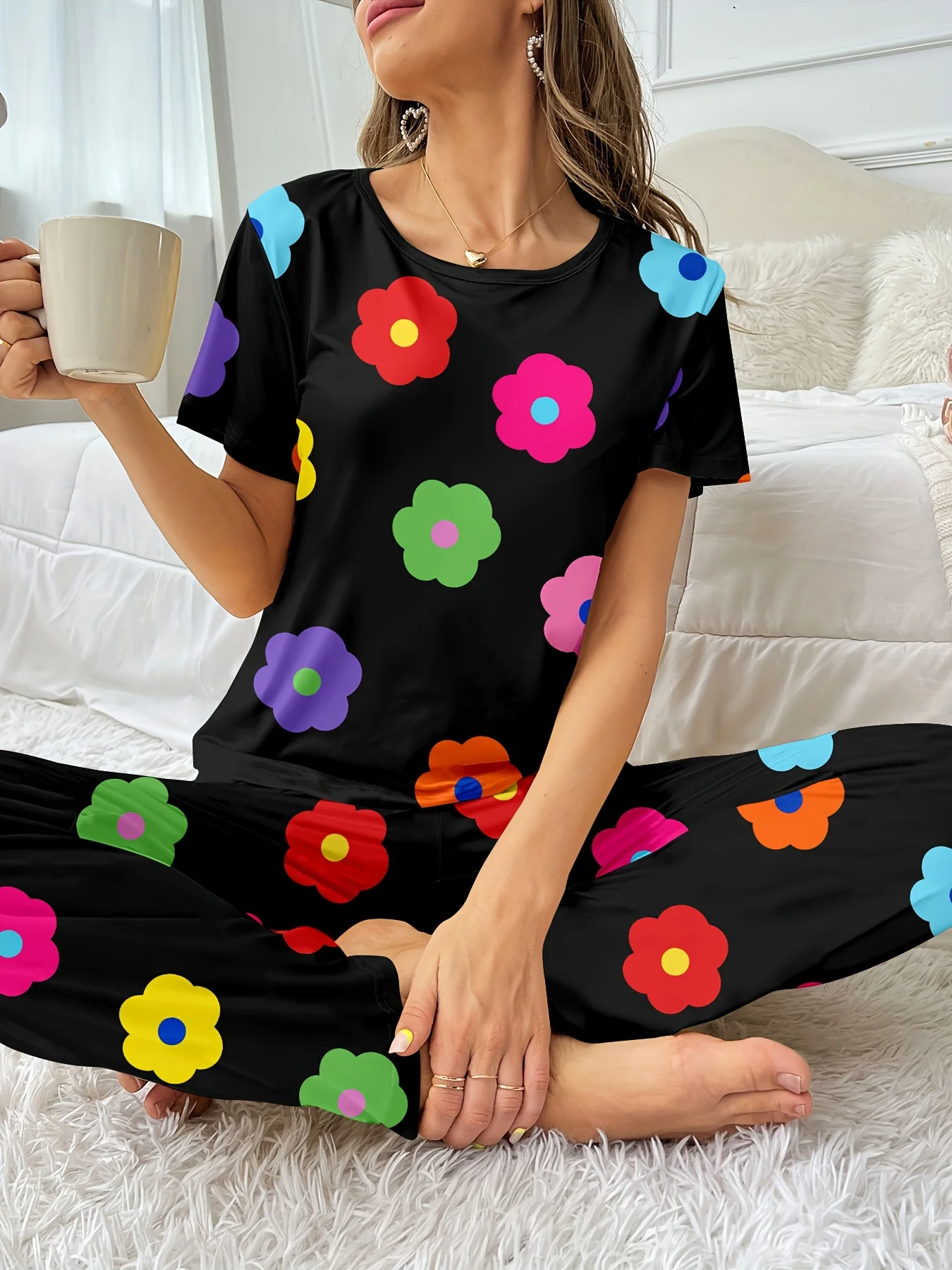 

Women'S Casual Short Sleeve Pajama Set with Vibrant Floral Print - Black Polyester Blend, Round Neck, Comfortable for All Season