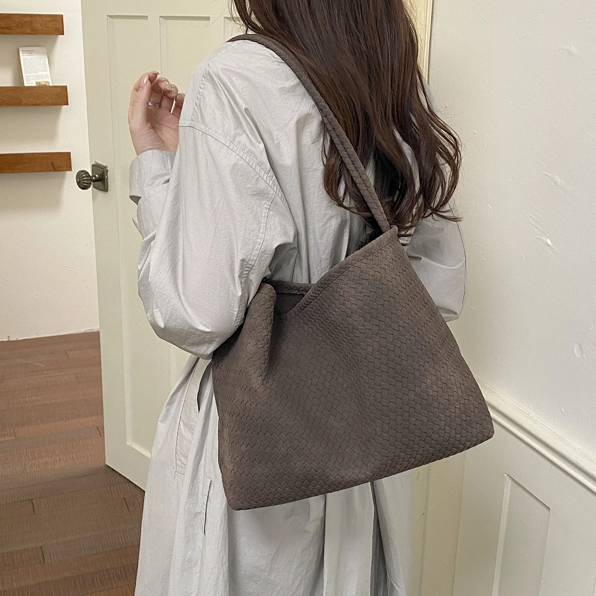 Fashion Luxury Design Woven Shoulder Bags New Large Capacity PU Bucket Bag Women's Vintage Tote Bags for Daily Commute