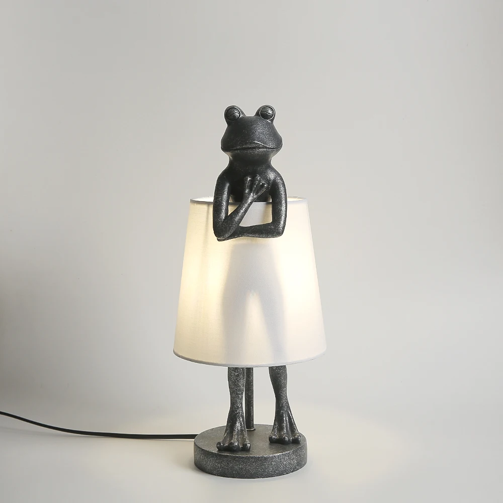 

Modern LED Frog Table Lamp Creative Resin Desk Light For Bedroom Living Room Hotel Coffe Decor Fabric Lampshade Bedside Lamps