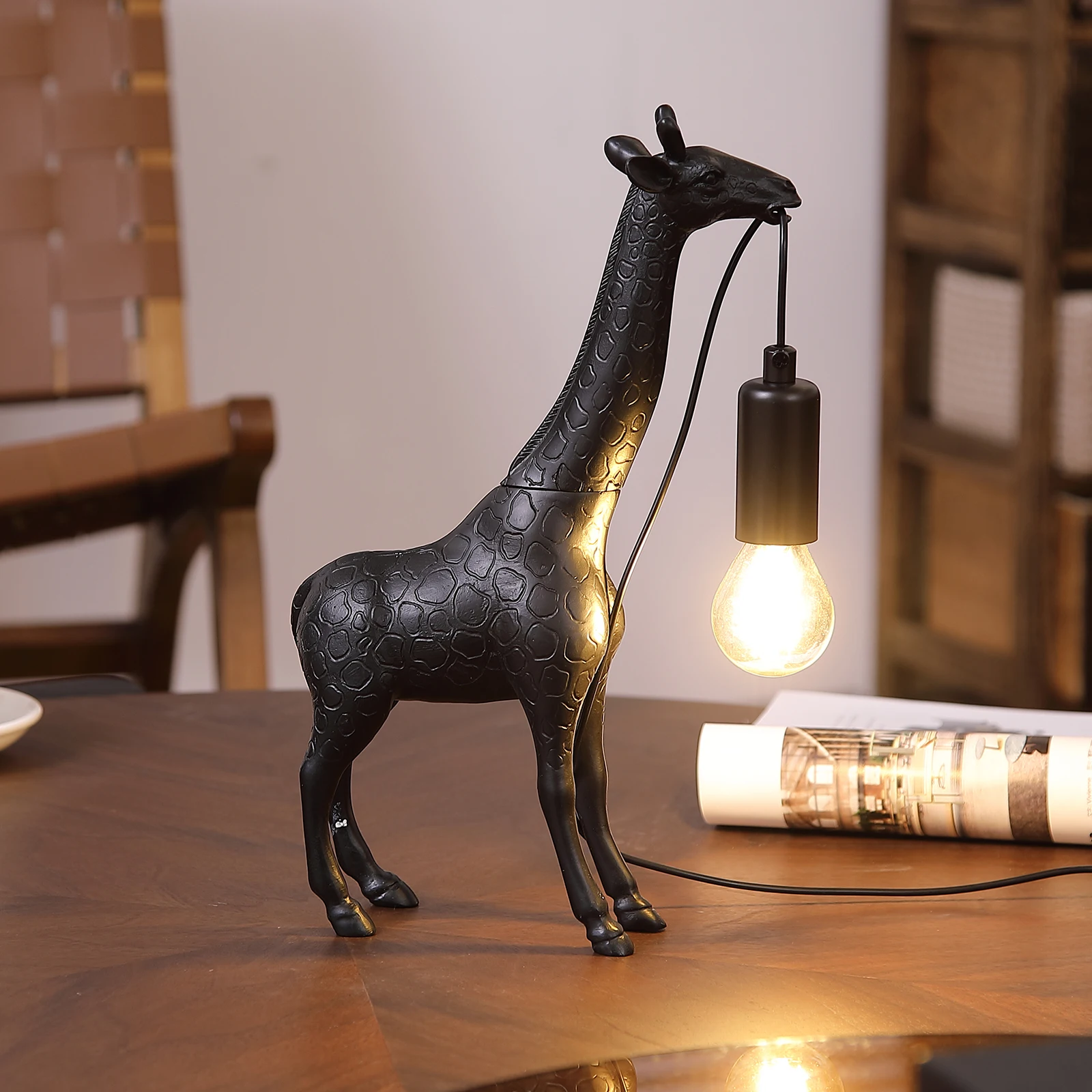 1 creative LED desk lamp, giraffe shaped bedside night light, USB plug, touch switch, suitable for bedroom and study lighting.