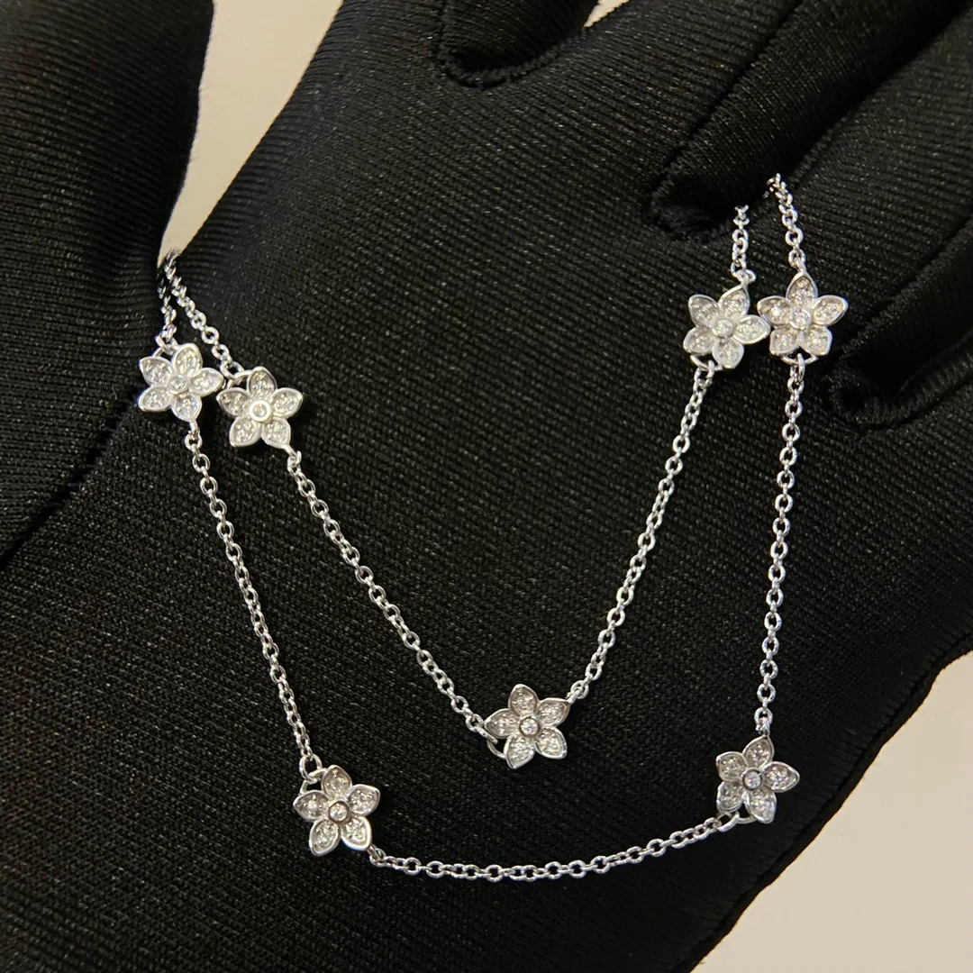 

The 2025 new Geiger Diamond four-leaf clover Petal necklace for women is a light luxury, niche, high-end and exquisite necklace