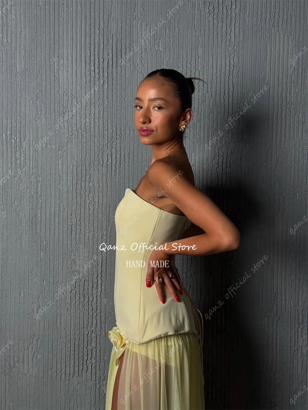 فساتين سهرة أنيقة باللون الأصفر من Qanz بدون حمالات بفتحة عالية وزهور مناسبة رسمية للنساء بطول الأرض للحفلات الراقصة حسب الطلب