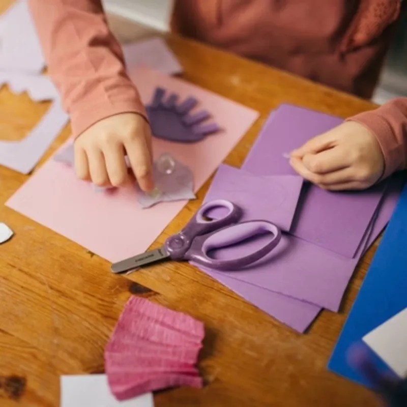 مقص ذو زوايا الفتح والإغلاق المحسنة يساعد الأطفال على فقدان القبضة عند فتح الشفرات